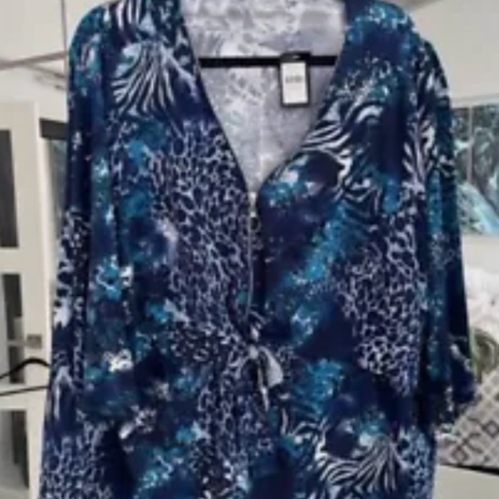 AVENUE Blue Print Blouse w/tie in front (26/28) NWT